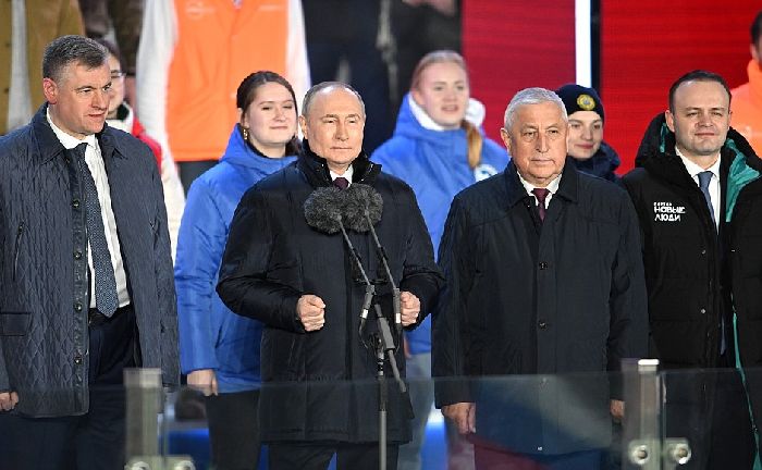 Mosca – Il presidente Vladimir Putin al concerto in occasione del 10° anniversario della riunificazione della Crimea e di Sebastopoli con la Russia. Foto: Pavel Bednjakov, RIA Novosti.